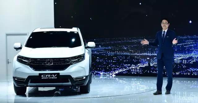 作為全球最暢銷的SUV， CR-V創(chuàng)造了無數(shù)個奇跡。撇開全球不說，從2004年CR-V被引進到中國市場以來，就開拓了城市SUV市場，開啟了國內(nèi)高品質(zhì)SUV生活潮流。進取之路永不停止，就在此次上海車展期間，東風本田CR-V也終于迎來了全新?lián)Q代，實現(xiàn)了從內(nèi)到外的全面革新。