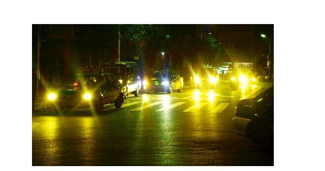 夜晚開車，小心穿了隱身衣的黑衣女子，會(huì)吃人！
