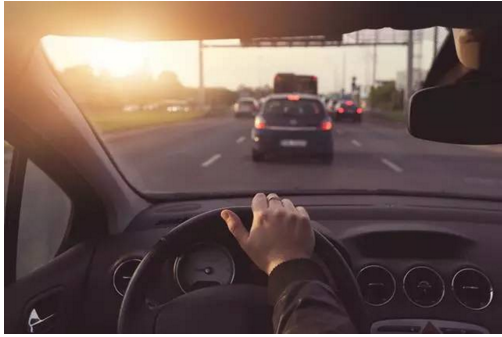 開車的這些陋習(xí)，據(jù)說會開車的人都犯過！別說你沒有！