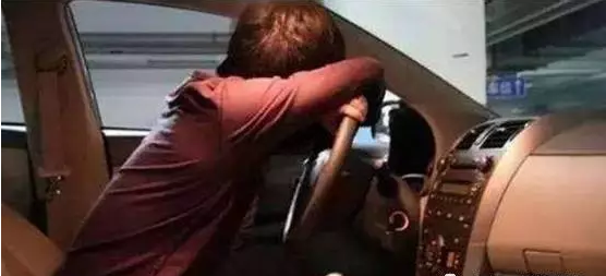 為什么很多人喜歡獨自坐在車?yán)锇l(fā)呆？
